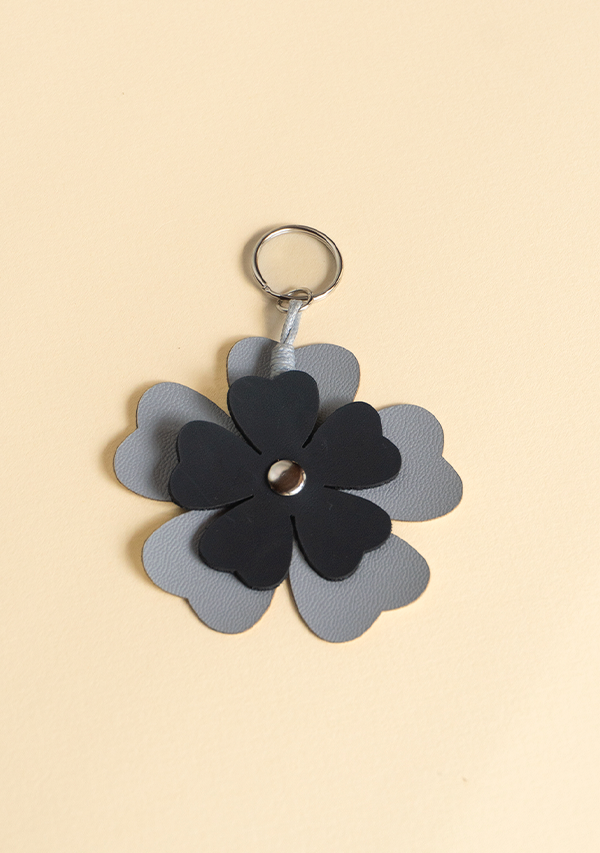 Llavero Flora - Gris Azulado y Negro Lula Mena